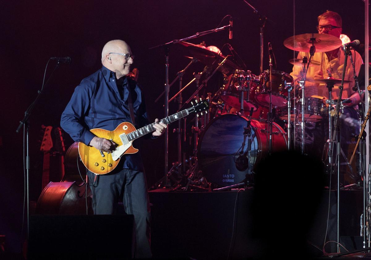 Mark Knopfler tocando una Gibson Les Paul Standard.