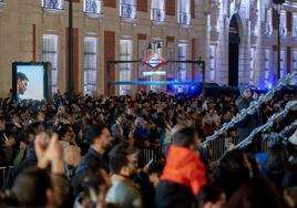 Cientos de personas, durante el encendido de luces de navidad en la Puerta del Sol