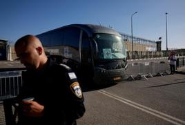 Un autobús con presos palestinos llega a la cárcel militar de Ofer, cerca de Ramala, para esperar el canje.