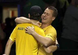 Alex de Miñaur se abrazacon su capitán, el exnúmero uno mundial, Lleyton Hewitt, tras el pase a la final de la Copa Davis.