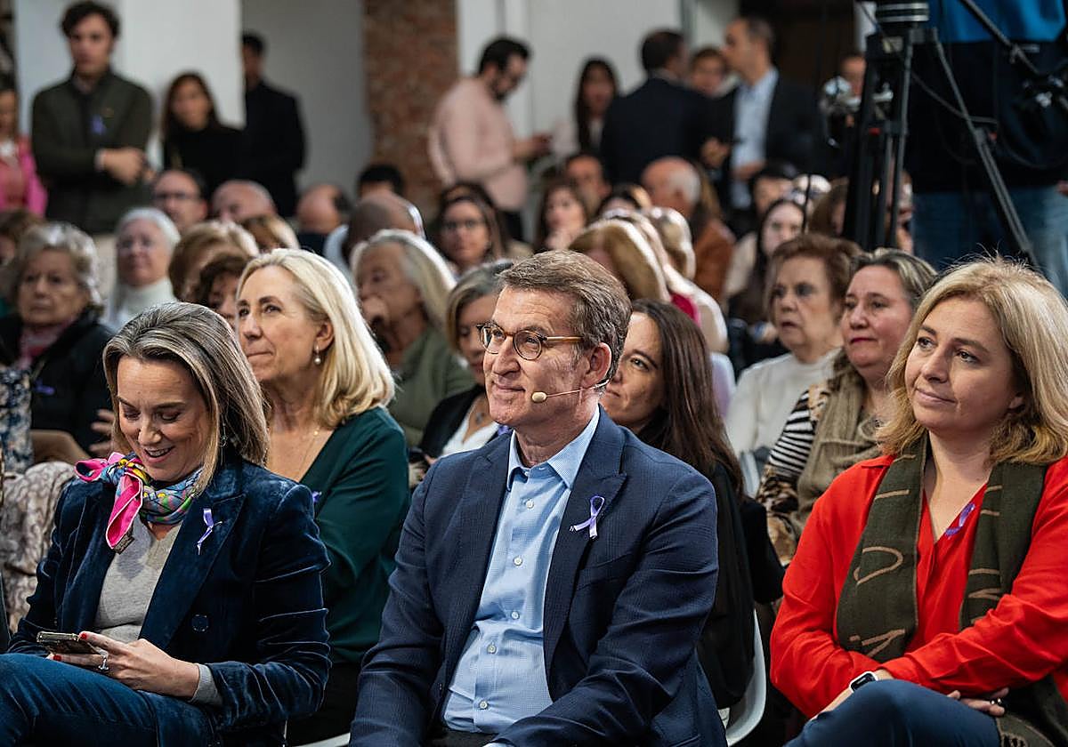 Alberto Núñez Feijóo, entre Cuca Gamarra e Inmaculada Sanz.