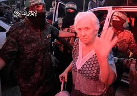 Una rehén de Hamás saluda cuando es liberada