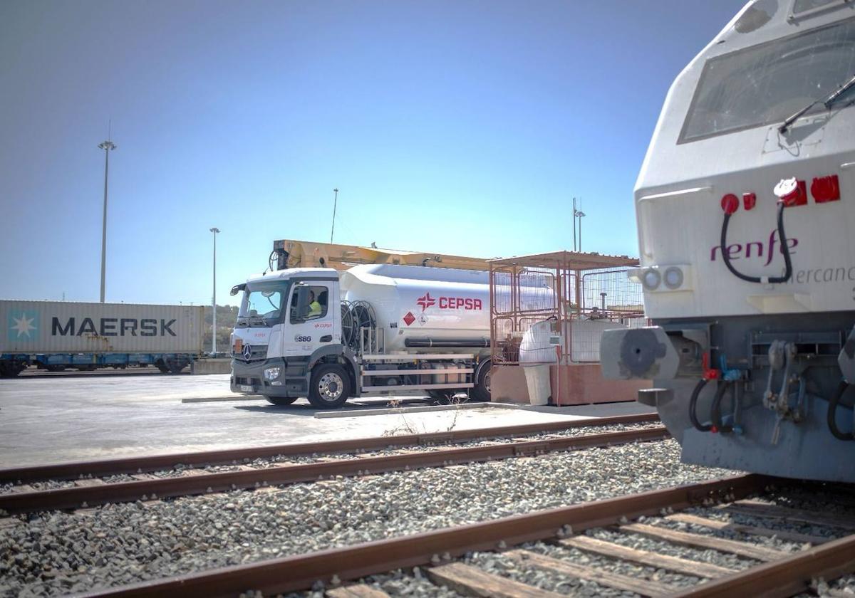 Tren de mercancías de Renfe, camión de Cepsa y contenedor de Maersk.