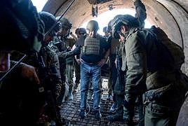 Benjamín Netanyahu entra en uno de los túneles desmantelados de Hamás.