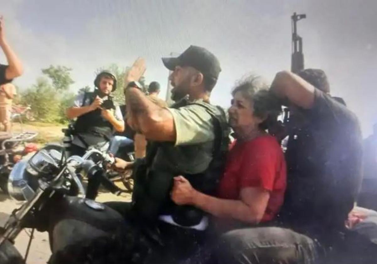 Imagen del momento en que miembros de Hamás se llevan en una motocicleta a Adina Moshe.