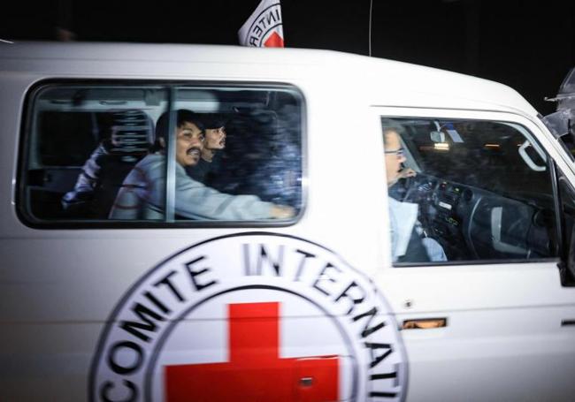 Un vehículo de la Cruz Roja transporta a rehenes liberados por Hamás hacia Rafah.