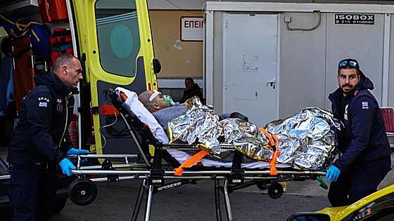 Buscan a doce desaparecidos en un naufragio en Grecia
