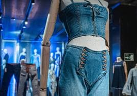 Exposición 'Jeans, de la calle al Ritz'.