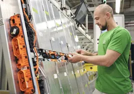 Un operario en el taller de ensamblaje de baterías de la fábrica de Skoda en Mladá Boleslav (Chequia)