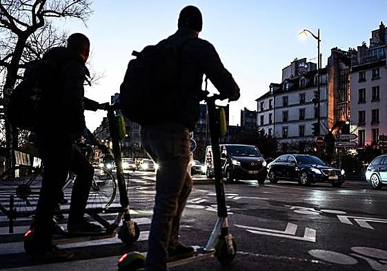 Patinetes eléctricos en imagen de archivo.