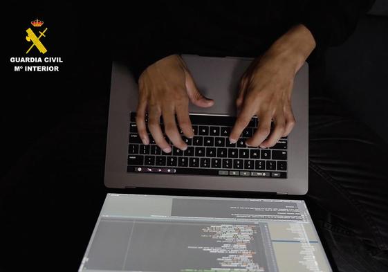 Imagen de un agente de la Guardia Civil durante la investigación.