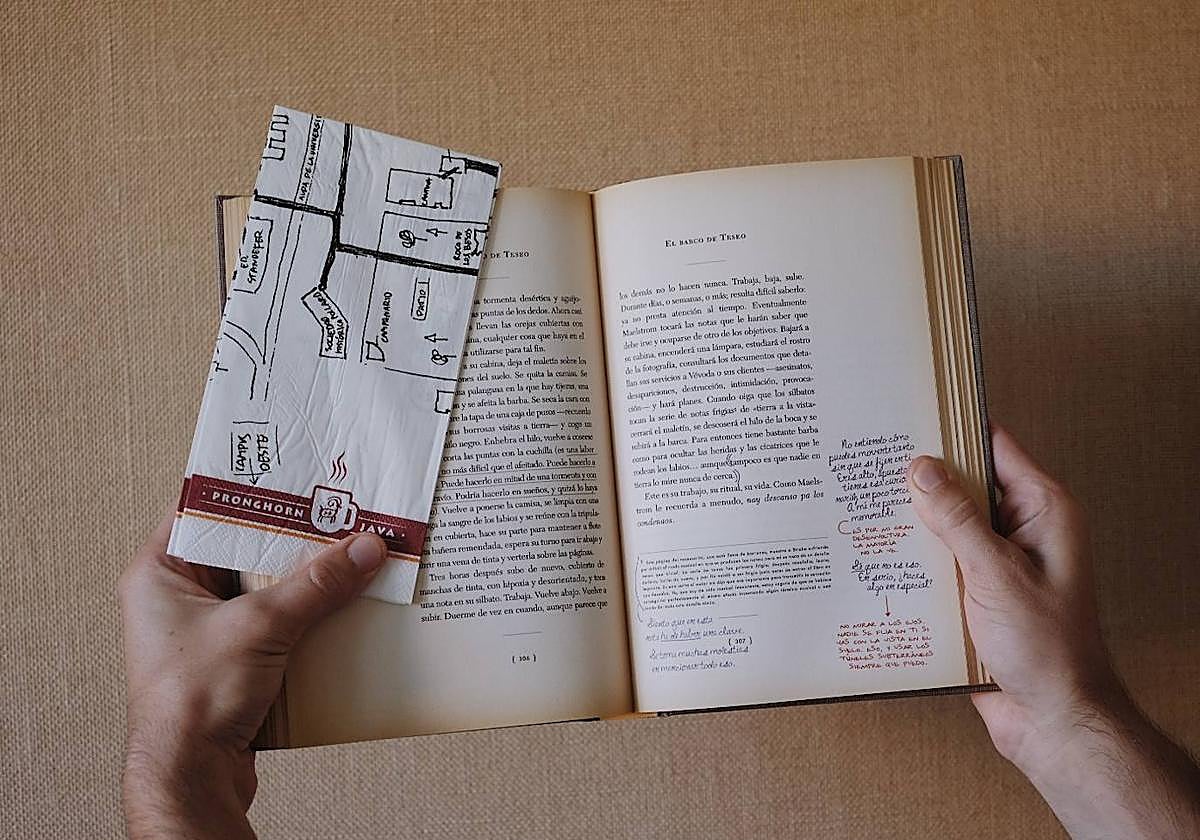 La espectacular y exquisita edición del 'El barco de Teseo' incluye facsímiles como el de la imagen, de una servilleta con un plano.