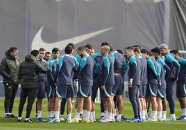 Xavi Hernández se dirige a sus futbolistas durante el entrenamiento de este lunes.