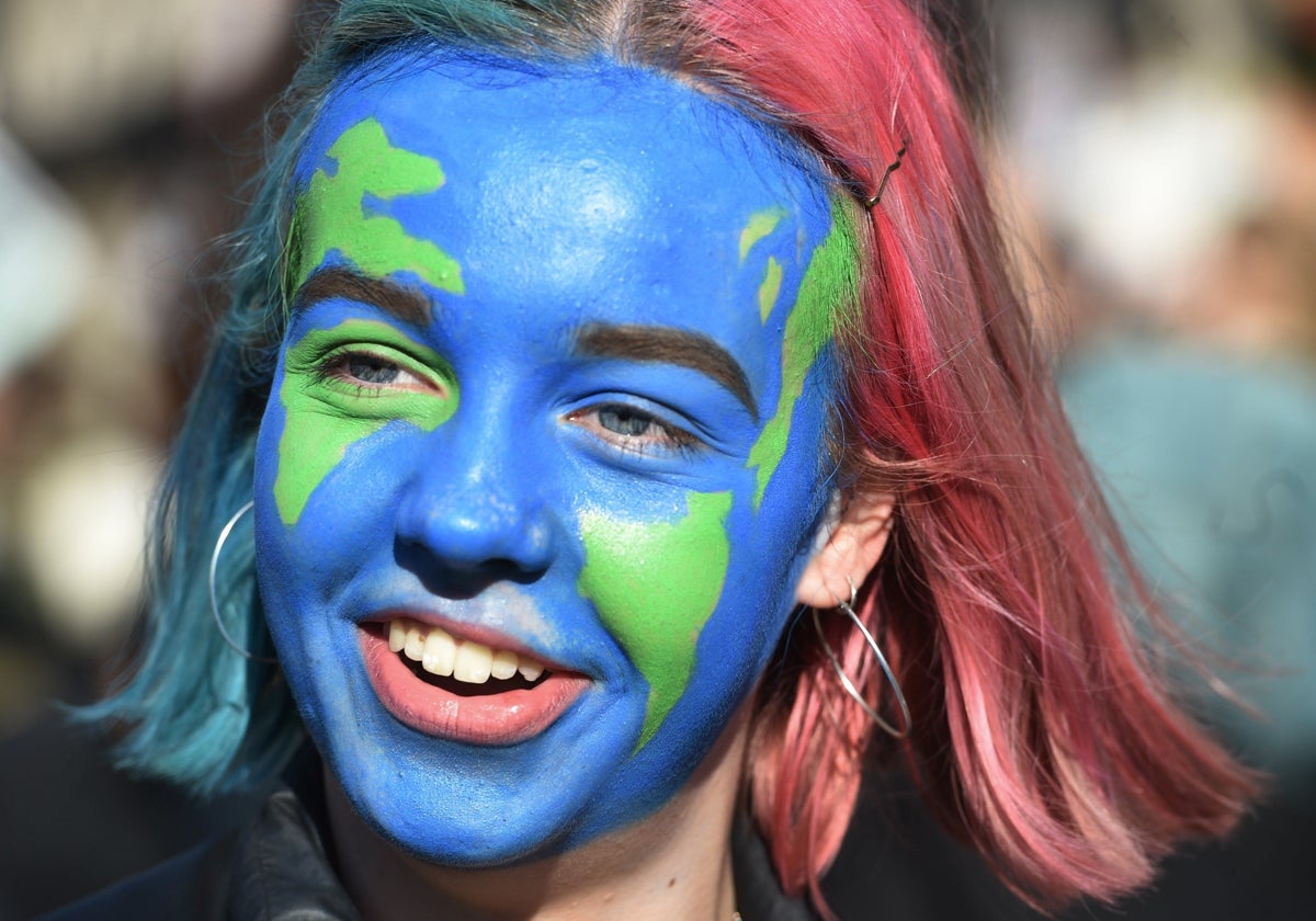 Una adolescente participa en las movilizaciones contra la crisis climática.