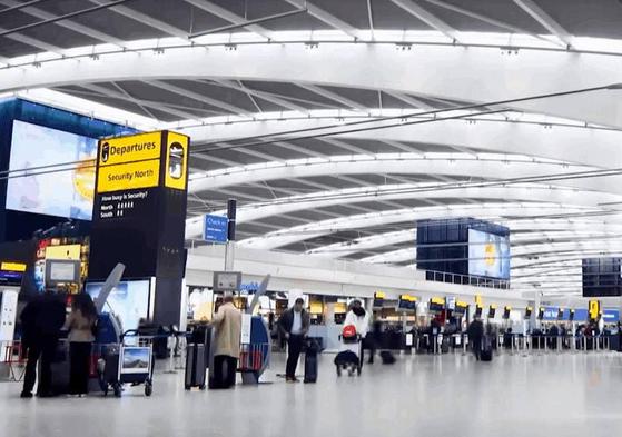 Interior de una de las salas del aeropuerto londinense de Heathrow.