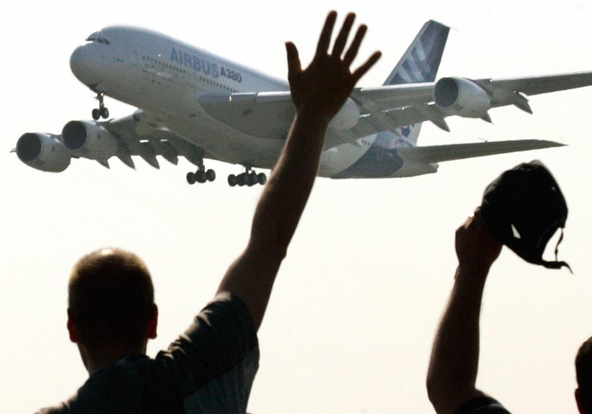 Espectadores saludan al Airbus 380, el avión de aviación civil más grande del mundo.