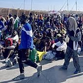 Decenas de migrantes esperan en la isla de Lampedusa, uno de los puntos de Europa con más llegadas irregulares.