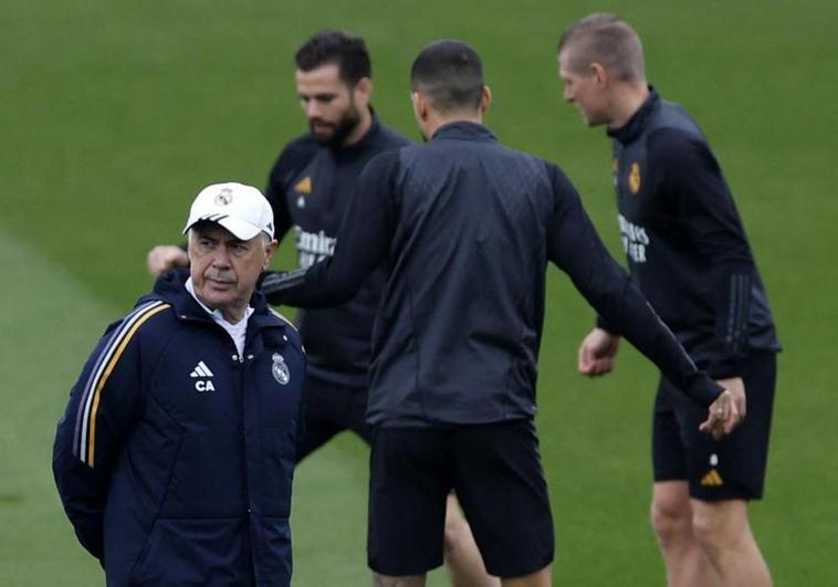 Carlo Ancelotti, en primer plano, durante el entrenamiento de este martes.