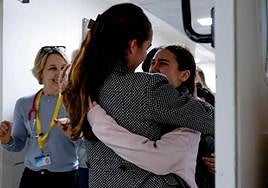 Sahar Kalderon, liberada el lunes por la milicia palestina Hamás es abrazada por su familia en el Centro Médico Sourasky (Ichilov) en Tel Aviv.