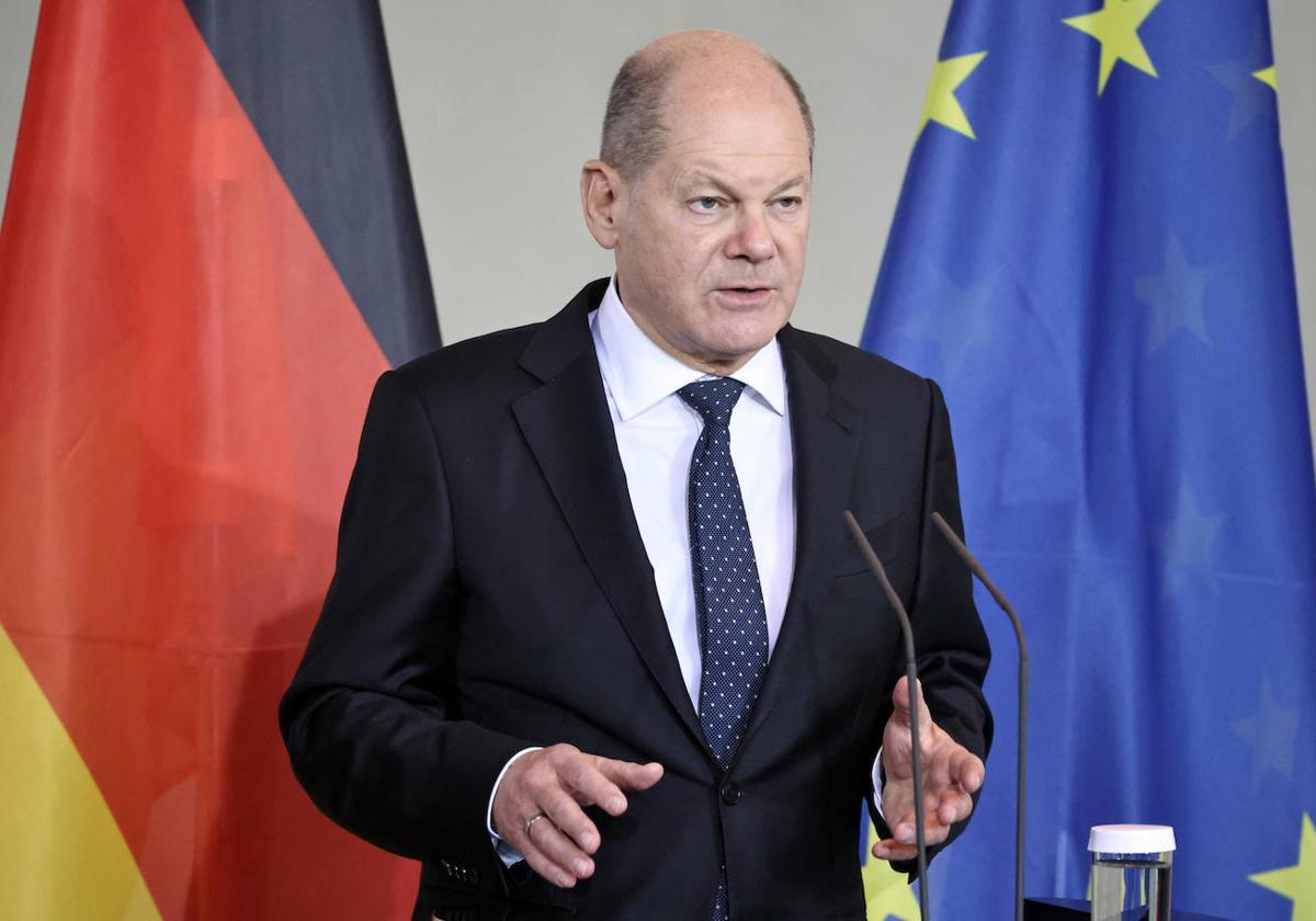 El canciller alemán Olaf Scholz hace gestos durante una conferencia de prensa en la sede del Ministerio de Exteriores de Berlín.