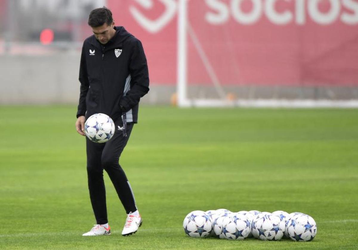 Diego Alonso, durante el último entrenamiento del Sevilla previo al partido ante el PSV.