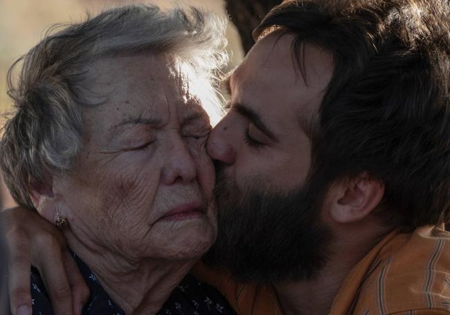 Herminia y Carlos, un beso final.