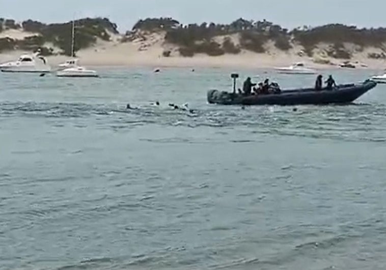 Momento en el que los traficantes lanzan al mar a los inmigrantes