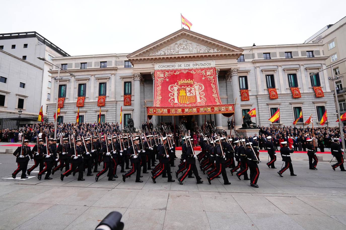 Las tropas desfilan por delante del Congreso.