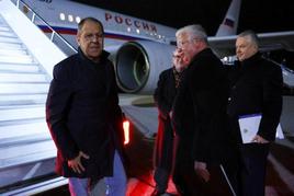 El ministro de Exteriores ruso, Serguéi Lavrov, al pie de la escalerilla del avión en el aeropuerto de la capital de Macedonia del Norte.