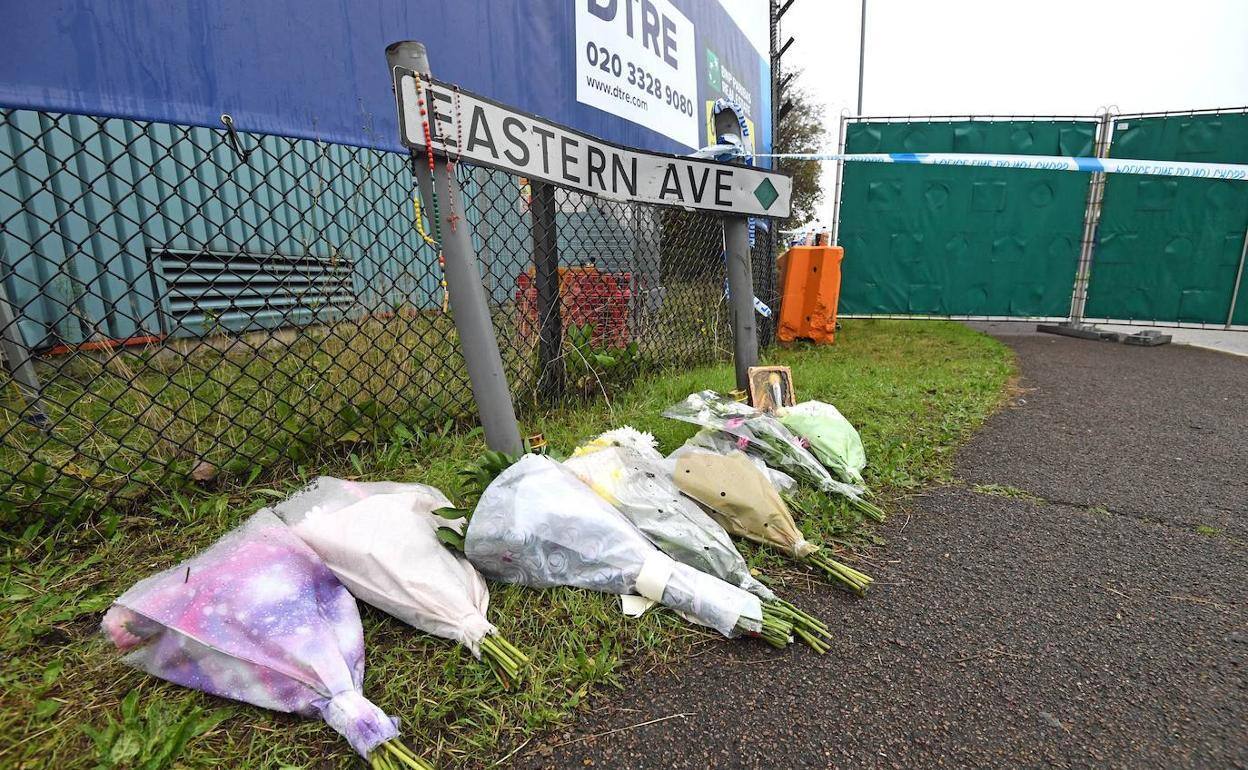 La gente depositó flores en el lugar donde se encontraron los cuerpos.