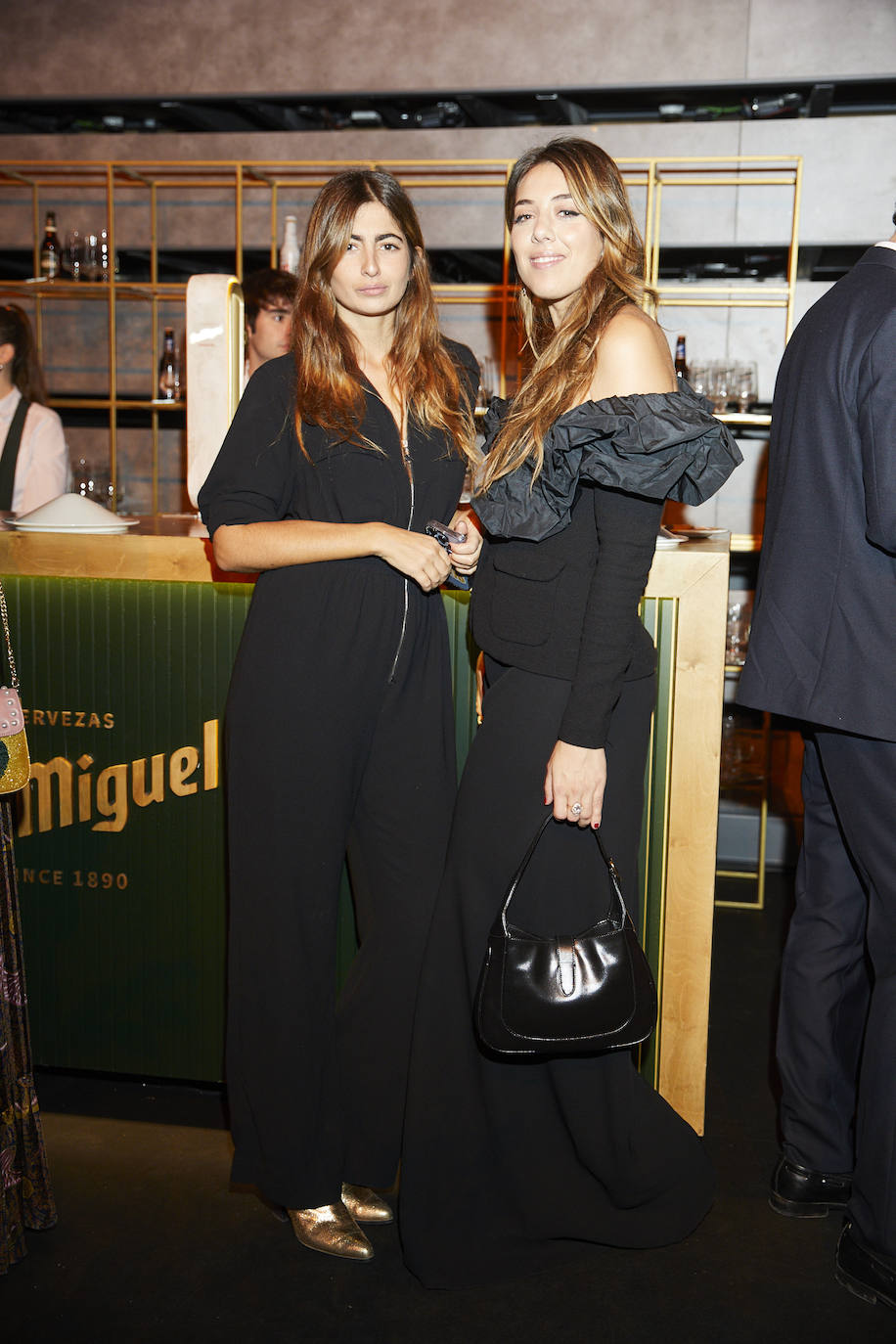 La cantante Marina Carmona con su amiga Roberta Bertani.