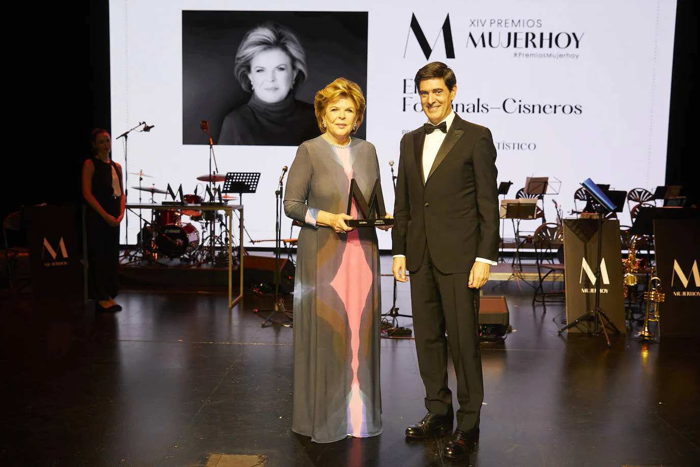Ella Fontanals-Cisneros, galardonada con el Premio Mujerhoy al Mecenazgo Artístico, junto a Íñigo Argaya, director general de Negocio Editorial de Vocento.