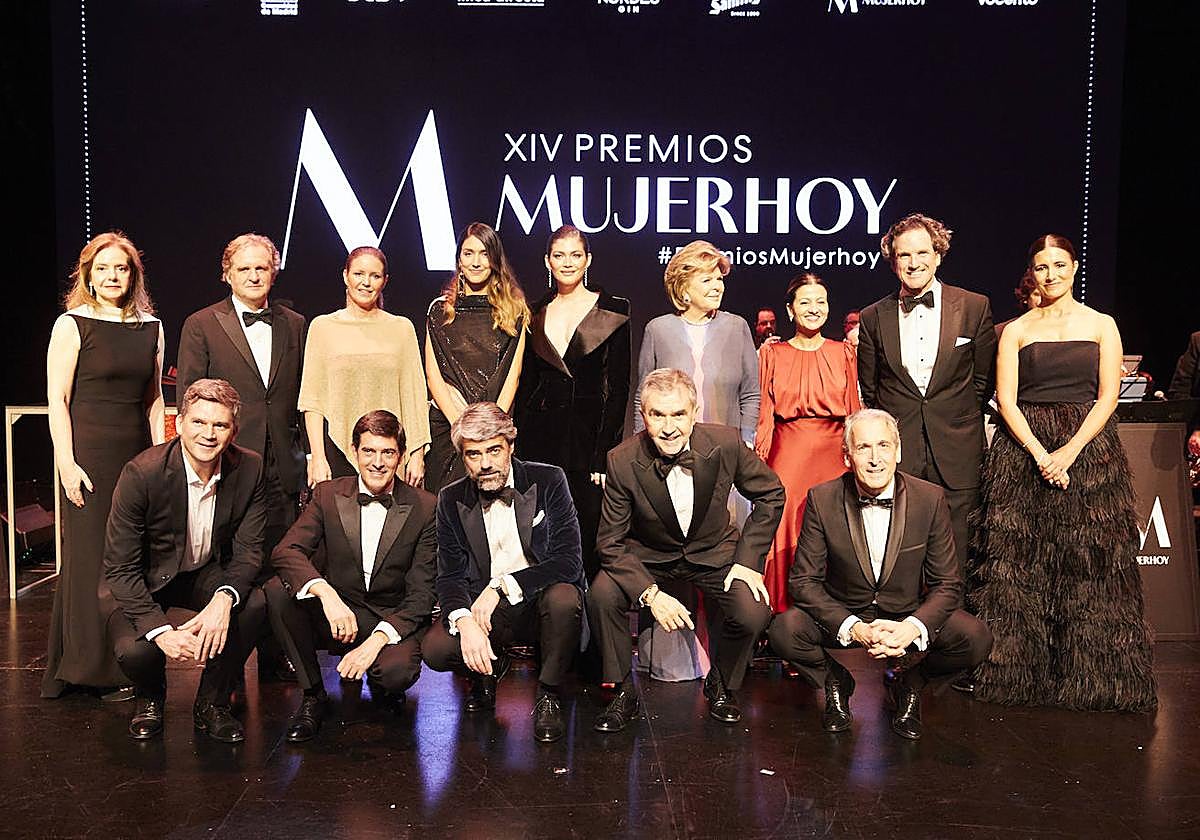 Foto de familia de premiados y autoridades en los Premios Mujerhoy 2023. Arriba, de izquierda a derecha: Lourdes Garzón, directora de Mujerhoy; Ignacio Ybarra, presidente de Vocento; Ana Dávila Ponce de León, consejera de Familia, Juventud y Asuntos Sociales de la Comunidad de Madrid; las premiadas Valentina Suárez-Zuloaga, CEO y co-fundadora de ES-Fascinante; Valentina Sampaio, modelo y activista y Ella Fontanals-Cisneros, filántropa y coleccionista de arte contemporáneo; la ministra de Infancia y Juventud Sira Rego; Eduardo Petrossi, consejero delegado de Mahou San Miguel, y Samary Fernández Feito, directora general del área de Lujo, Estilo de Vida y revistas de Vocento. En la fila de abajo, Philipe Casara, director general de Caudalie; Iñigo Argaya, director general de Negocio Editorial de Vocento; Luis Enríquez, CEO de Vocento; Iñaki Arechabaleta, presidente de Taller de Editores, y Emilio Herrera, presidente de KIA.