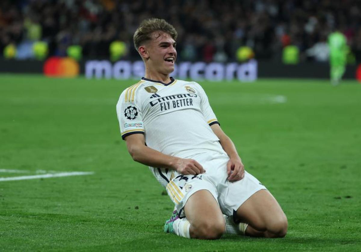 Nico Paz celebra su gol ante el Nápoles.