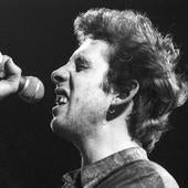Shane MacGowan en un concierto de los Pogues.