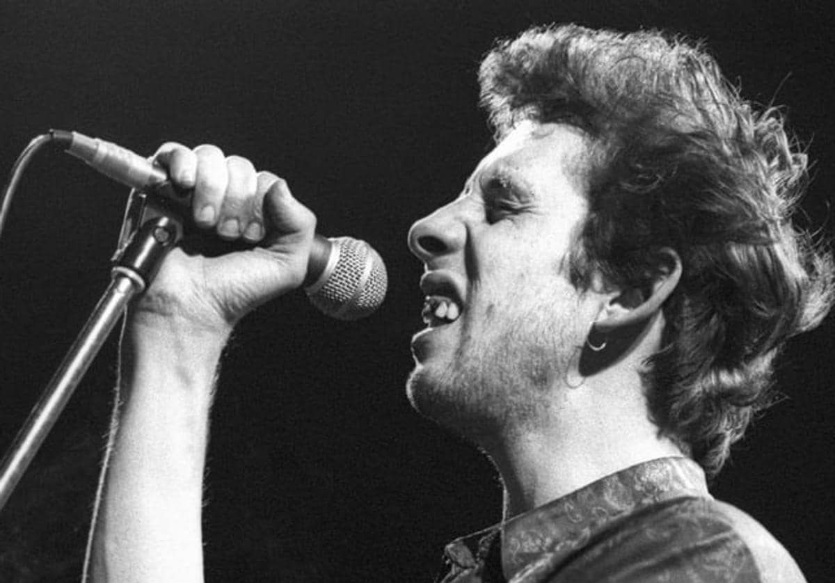 Shane MacGowan en un concierto de los Pogues.