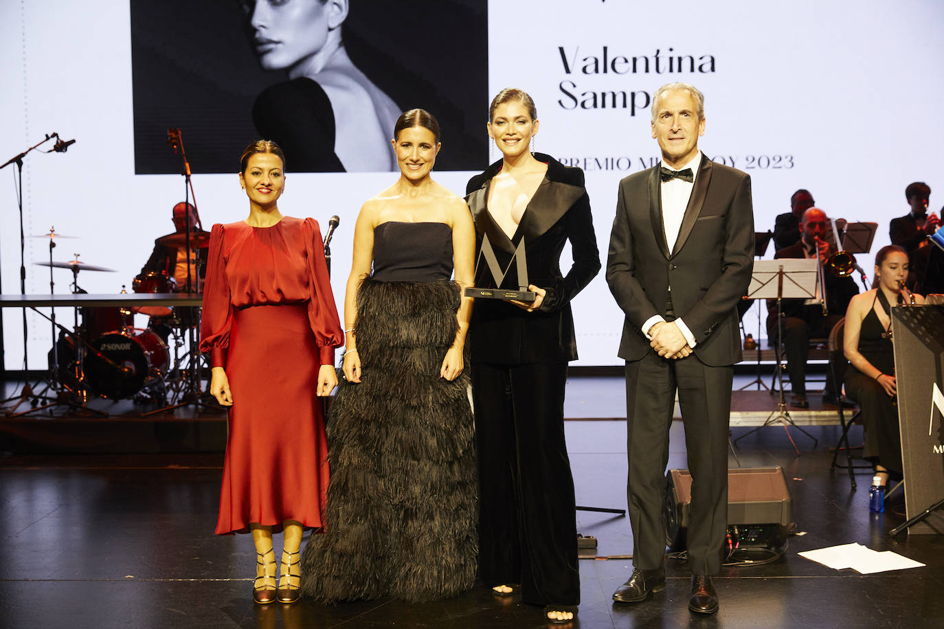 Valentina Sampaio, junto a Sira Rego, ministra de Juventud e Infancia, Samary Fernández Feito, directora general del Área de Lujo, Estilo de Vida y Revistas de Vocento, y Emilio Herrera, presidente de Kia. 