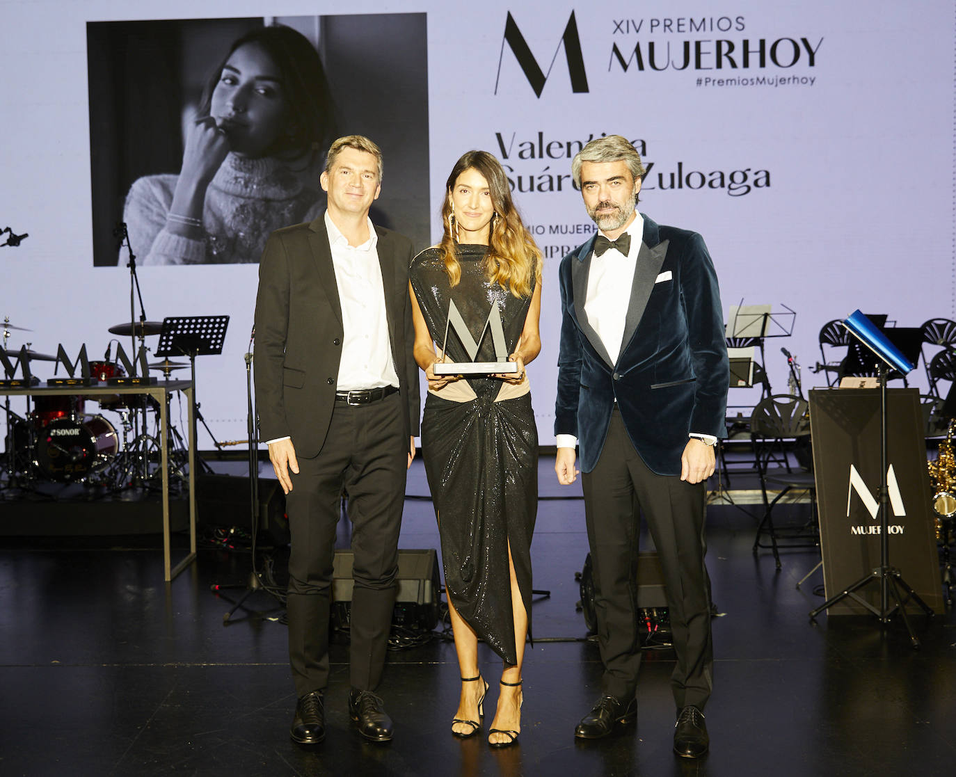 Valentina Súarez-Zuloaga, galardonada con el Premio Mujerhoy al Emprendimiento, junto a Luis Enríquez, CEO de Vocento y Philippe Casara, director general de Caudalie.