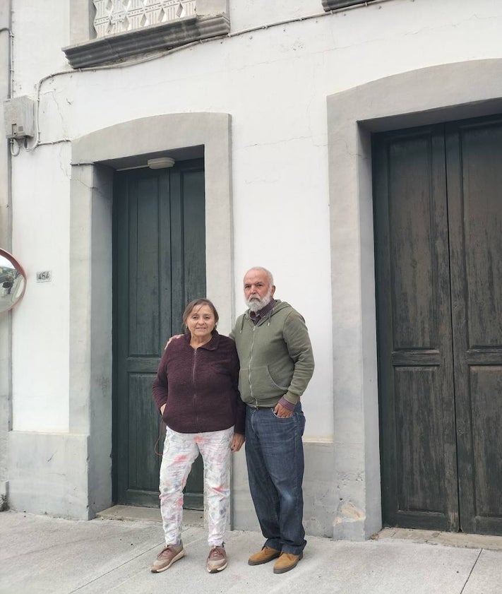 Imagen secundaria 2 - Laura Ureña, en Palmerita, su restaurante vegano; Juan Miguel Pais, en su bodega, y Ana Luna y Fran Simón, frente a su casa de Las Manchas.