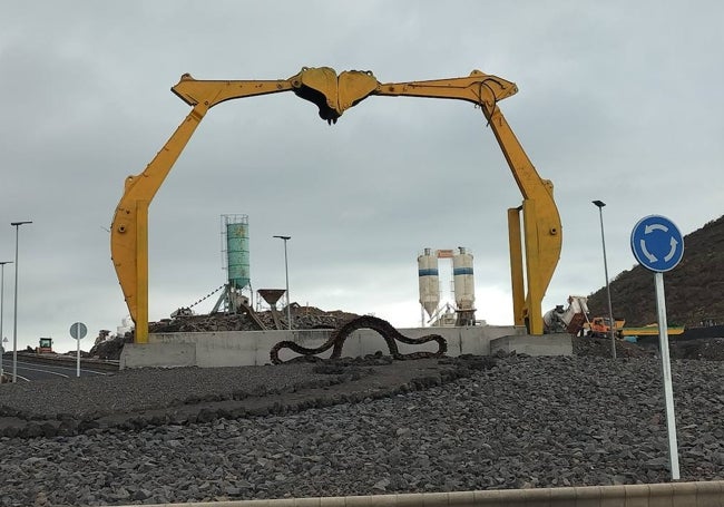 Monumento en una de las rotondas de la autovía que pasa por encima de las coladas, hecho por los mismos obreros con los dos palas que abrían paso, cada una desde un extremo, para simbolizar el momento en que despejó por completo el camino.