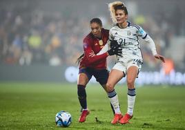 Salma Paralluelo pelea por un balón ante Cambiaghi.