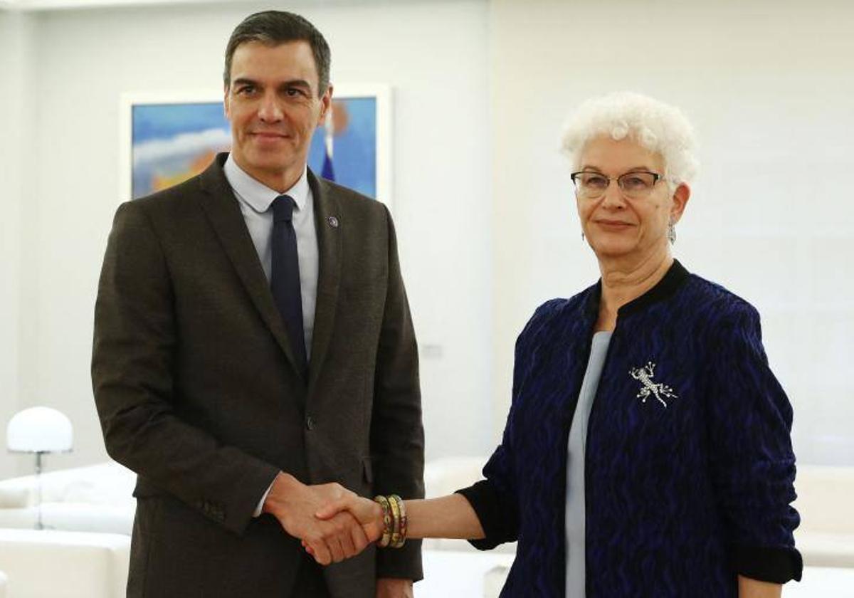 Pedro Sánchez posa con la embajadora israelí en España, Rodica Radian-Gordon.