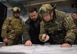 El presidente ucraniano, Volodímir Zelenski, visita un puesto de sus tropas en Járkov.