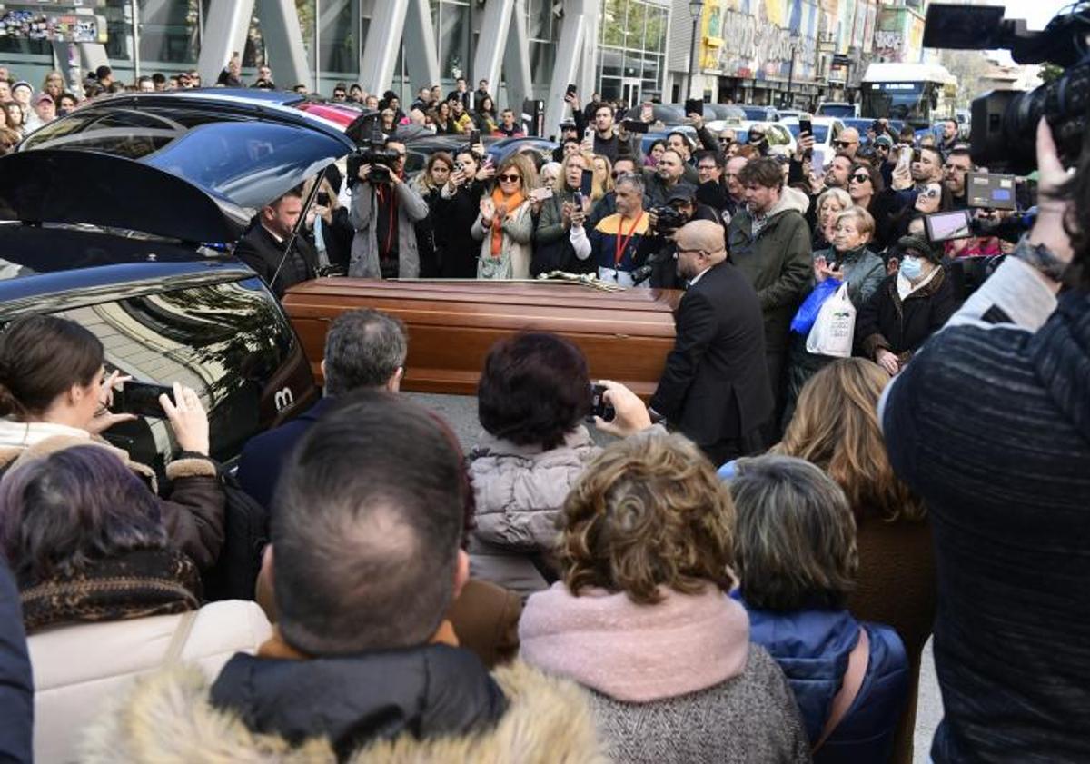 Imagen principal - El féretro de Concha Velasco llega a la capilla ardiente. A la derecha, su hijo Manuel Velasco y, a la izquierda, su nieto Samuel y su madre.