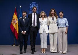 Yolanda Díaz posa con Pablo Bustinduy, Ernest Urtasun, Mónica García y Sira Rego.