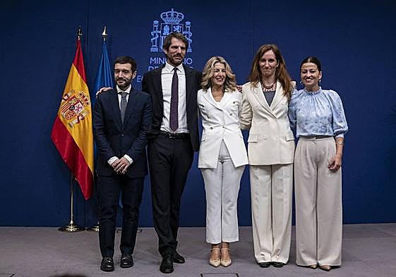 Yolanda Díaz posa con Pablo Bustinduy, Ernest Urtasun, Mónica García y Sira Rego.