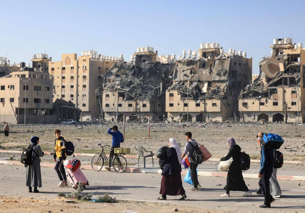 Los vecinos del complejo residencial Hamad City en Yan Yunis huyen con sus pertenencias tras un ataque.