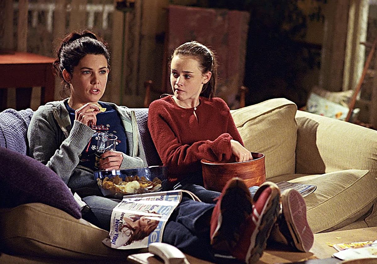 Imagen principal - Tres de las grandes relaciones de Lorelai: su hija Rory, su madre Emily y Luke, una de sus parejas a lo largo de la serie