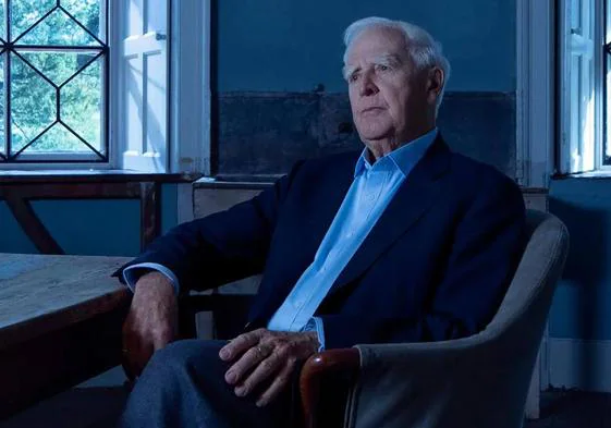 El escritor John le Carré en un momento del documental.