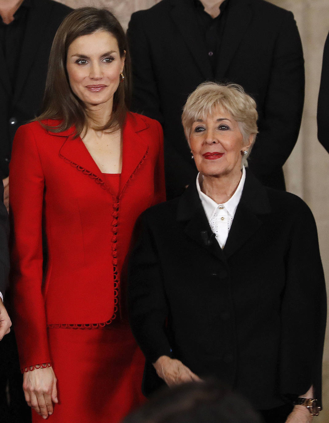 La reina Letizia acompañada por la actriz Concha Velasco (d) durante el acto «Cervantes vive».